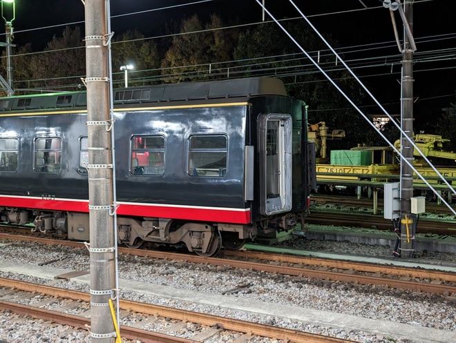 【伊豆急】2100系 R-4編成「黒船電車」が修理中を伊豆高原駅で撮影した写真
