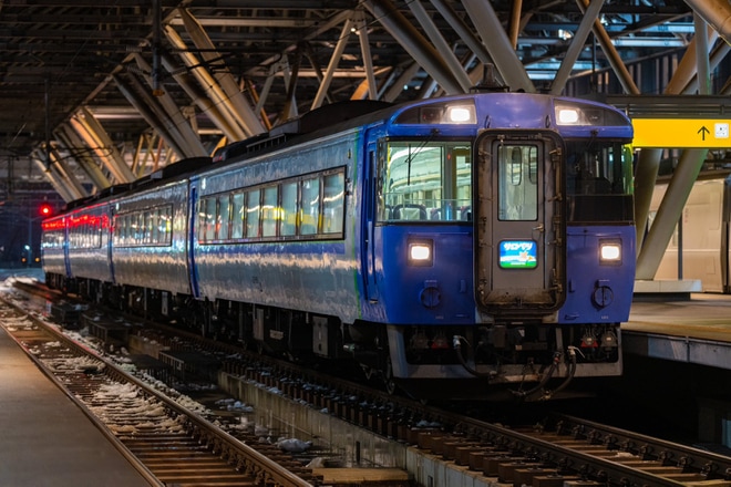 【JR北】特急サロベツをモノクラスキハ183系4両が代走を旭川駅で撮影した写真
