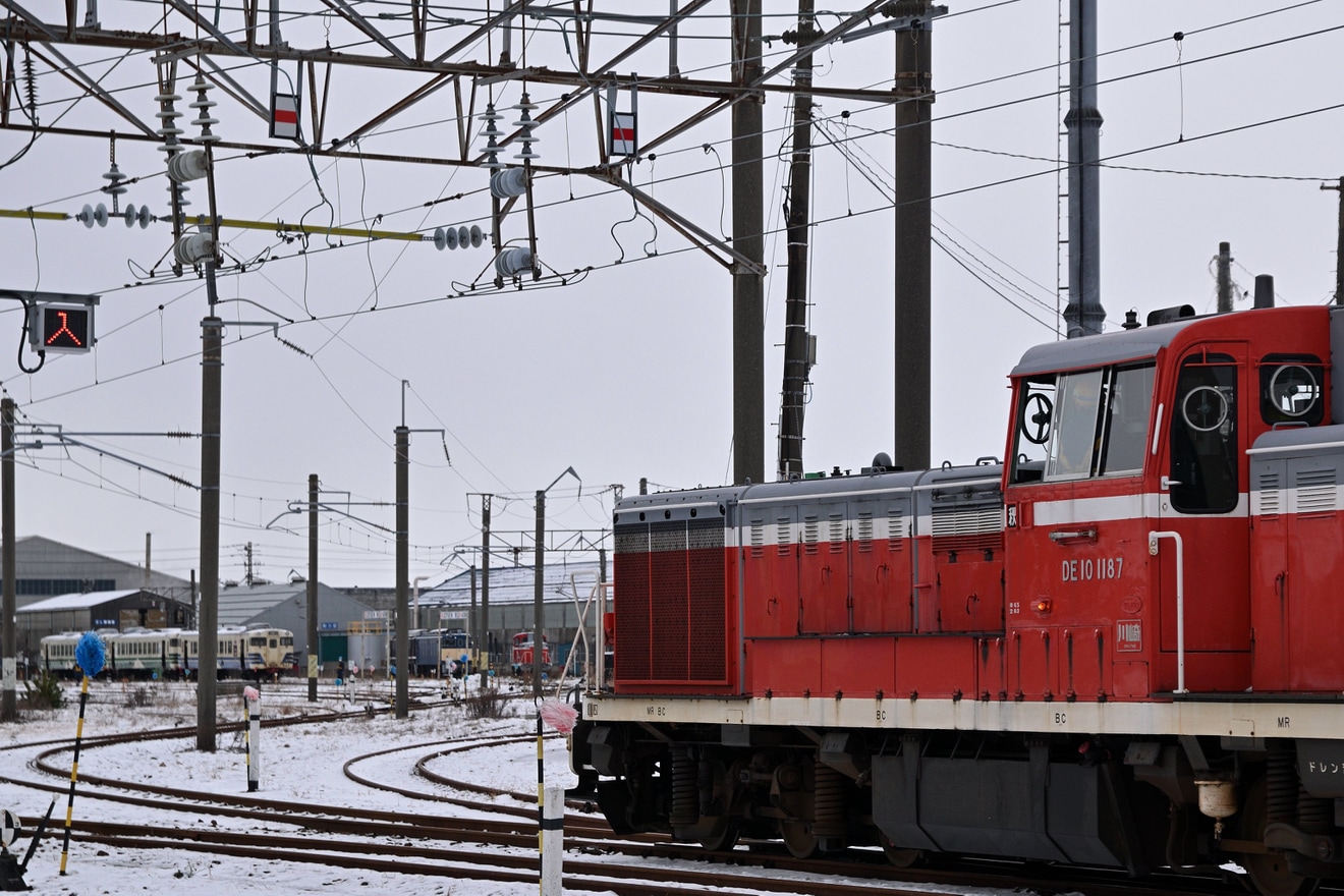 【JR東】DE10-1187が秋田総合車両センターへ入場の拡大写真