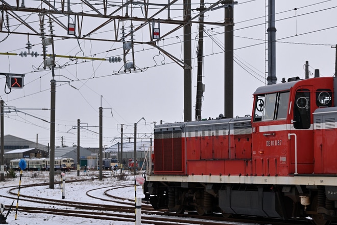 【JR東】DE10-1187が秋田総合車両センターへ入場を不明で撮影した写真