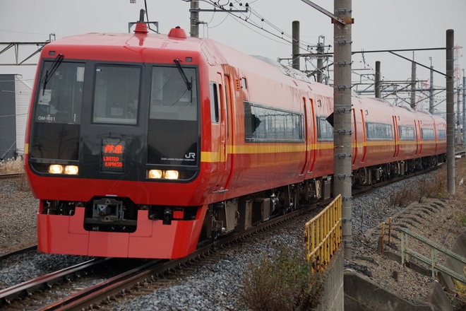 【JR東】特急「きらきら足利イルミ」を臨時運行を吉川駅で撮影した写真