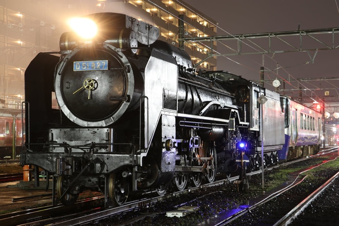 【トキ鉄】D51-827の糸魚川の回送に合わせて「夜のD51スペシャル撮影会」ツアーを直江津駅で撮影した写真