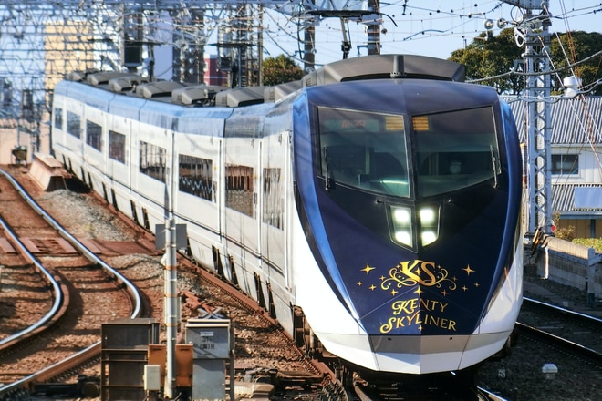 【京成】「KENTY SKYLINER」ラッピングをリニューアルして運行開始 を京成高砂駅で撮影した写真