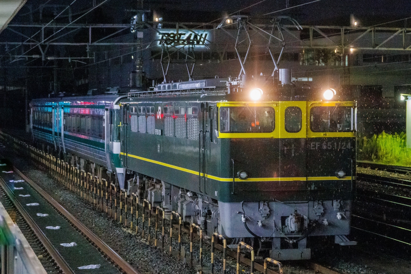 【JR四】キハ185系2両が京都鉄道博物館から配給輸送の拡大写真