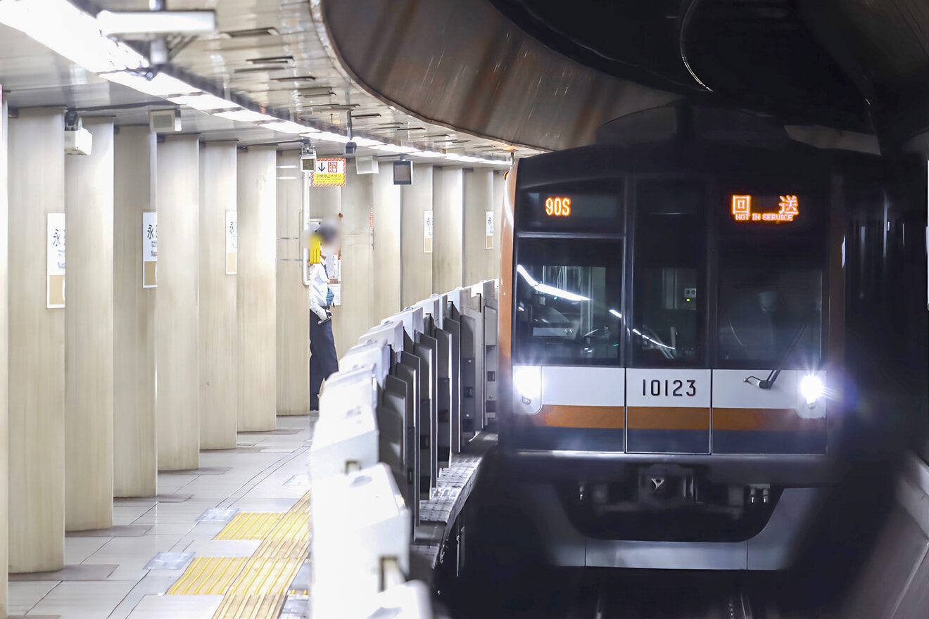 【メトロ】10000系10123F綾瀬車両基地入場回送の拡大写真
