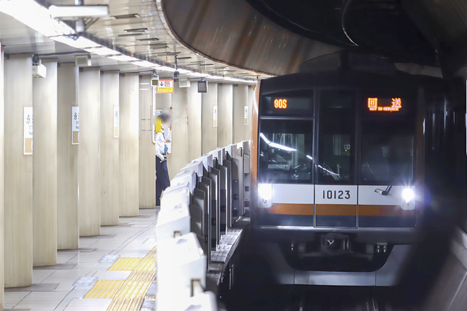 【メトロ】10000系10123F綾瀬車両基地入場回送を永田町駅で撮影した写真