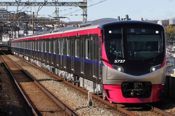 【京王】5000系「新造車両クリスマス初乗り体験会」を催行