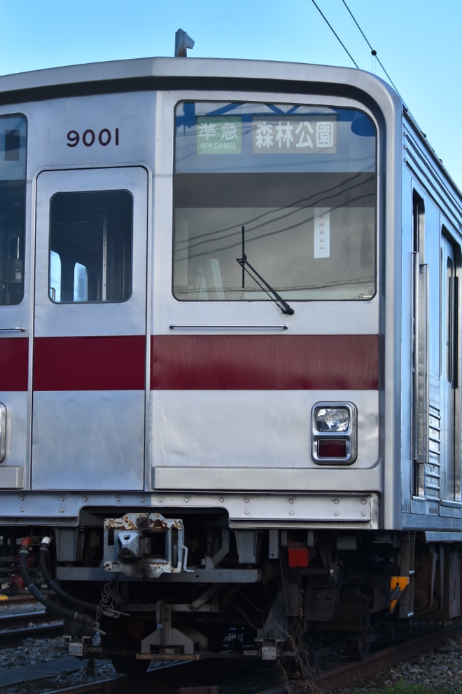 【東武】9000系9101F「11004編成取外品 他編成への使用禁止」シール貼り付けを不明で撮影した写真