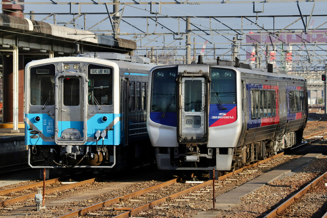 【JR四】N2000系2両が高知貸し出しに伴う送り込み回送を多度津駅で撮影した写真