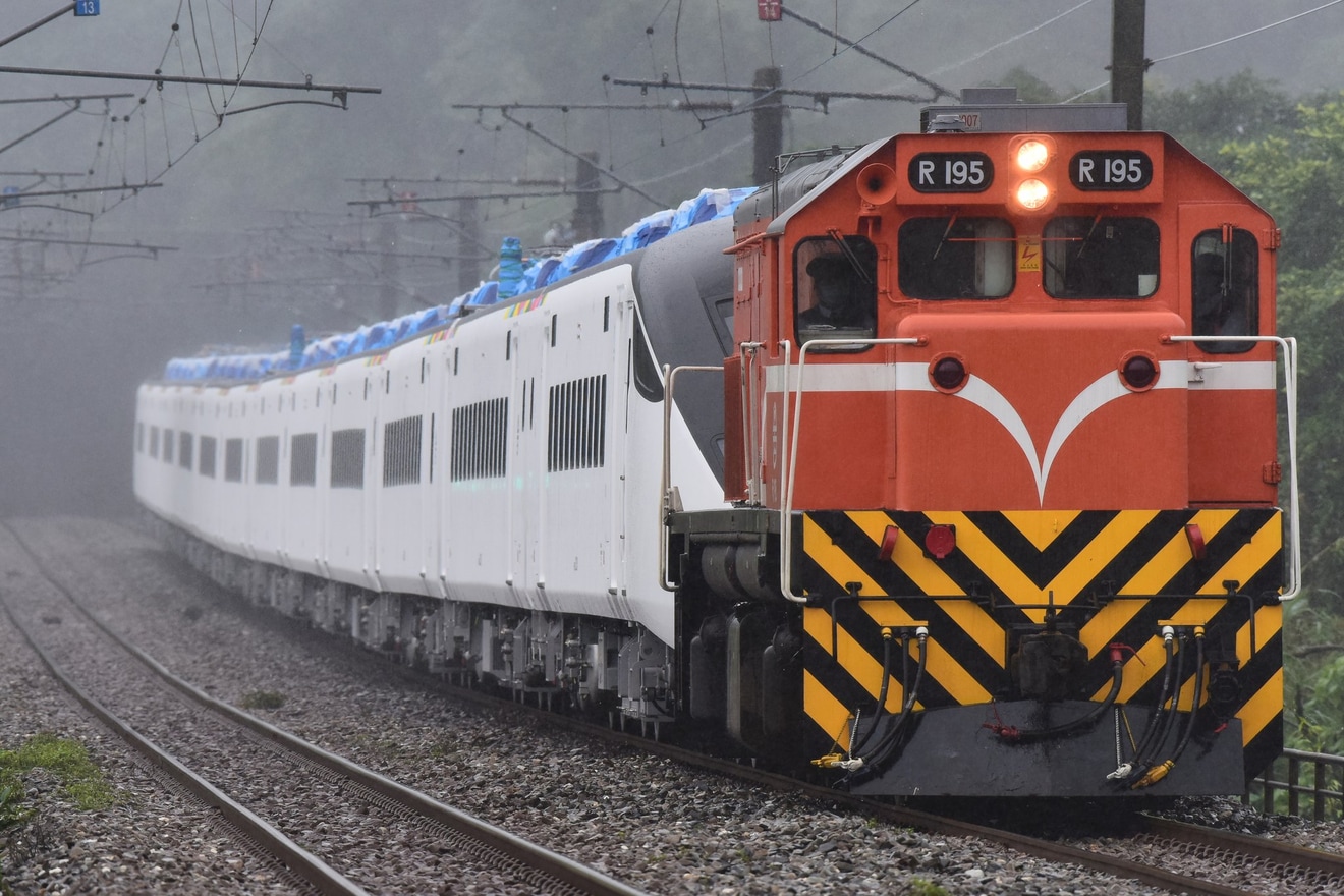 【台鐵】EMU3000型第25編成が輸送の拡大写真