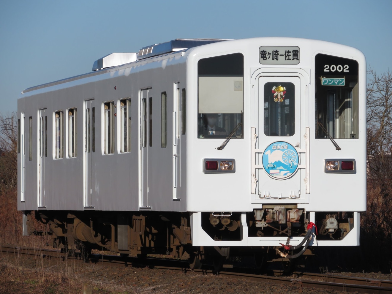 【関鉄】キハ2002が白装束の姿で関東鉄道100周年ヘッドマークが取り付けの拡大写真