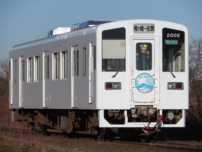 【関鉄】キハ2002が白装束の姿で関東鉄道100周年ヘッドマークが取り付け