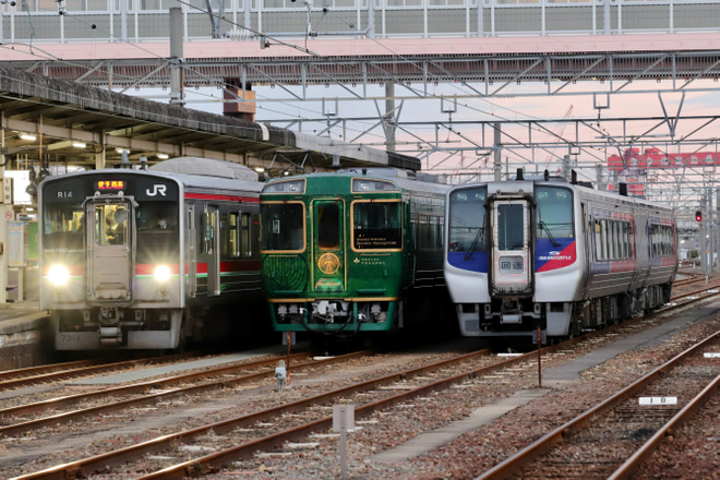 【JR四】N2000系気動車2両が高知から返却回送を多度津駅で撮影した写真