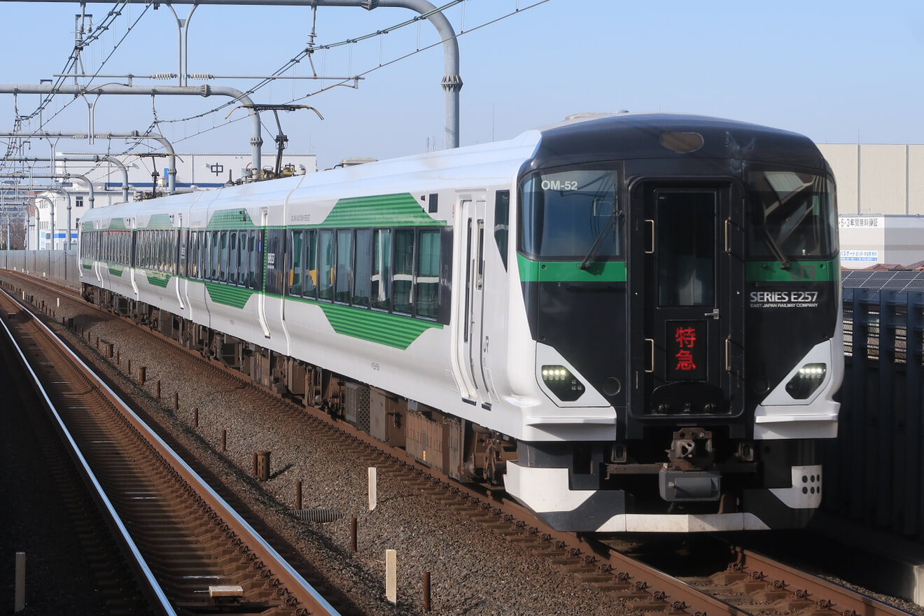 【JR東】E257系5500番台OM‐52使用の臨時特急「成田山初詣とちぎ号」運転の拡大写真