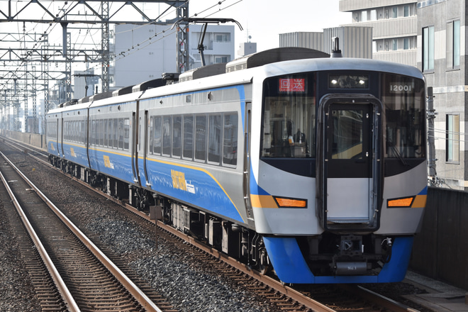 【南海】12000系12001Fが千代田検車区へ回送されるを岸里玉出駅で撮影した写真