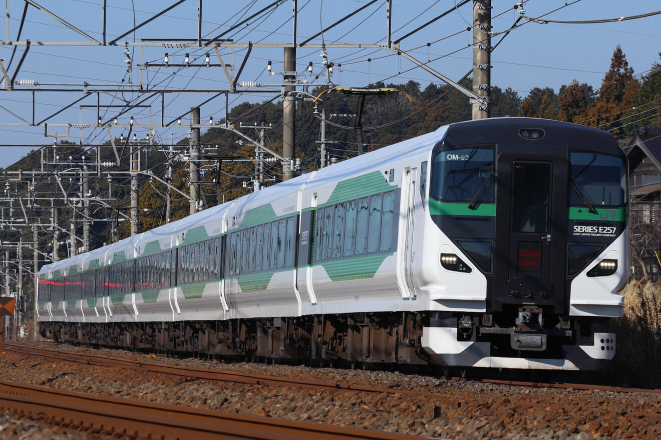 【JR東】E257系5000番台OM-92使用の臨時特急「早春成田山やまなし号」運転の拡大写真
