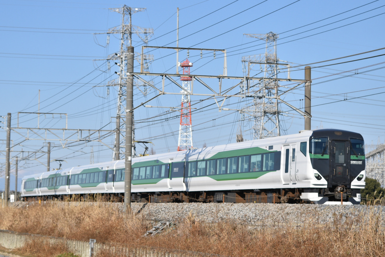 【JR東】E257系5500番台OM-53使用の臨時特急「成田山初詣ぐんま号」運転の拡大写真