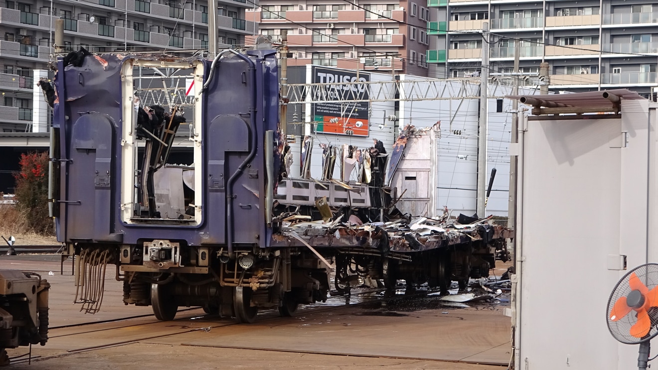 【JR東】485系「華」中間車が解体中の拡大写真