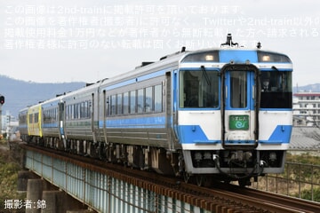 【JR四】特急「うずしお」9号がキハ185系5両編成で運転