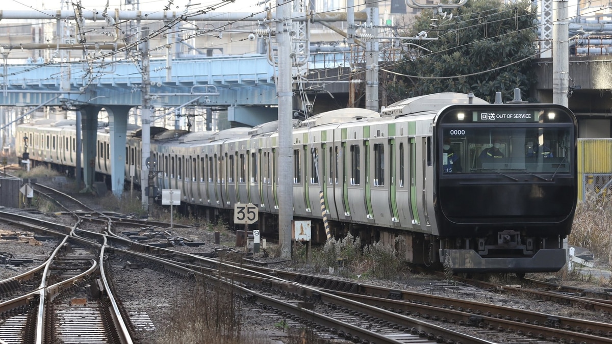 JR東】E235系トウ15編成が前面のみ黒色の姿で東京総合車両センター入場