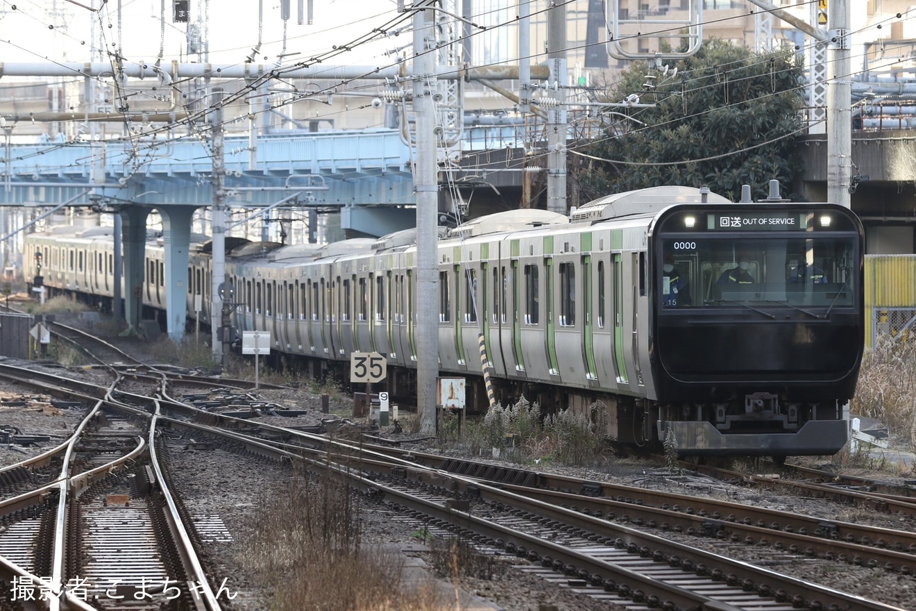 【JR東】E235系トウ15編成が前面のみ黒色の姿で東京総合車両センター入場回送の拡大写真