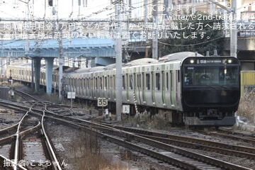【JR東】E235系トウ15編成が前面のみ黒色の姿で東京総合車両センター入場回送