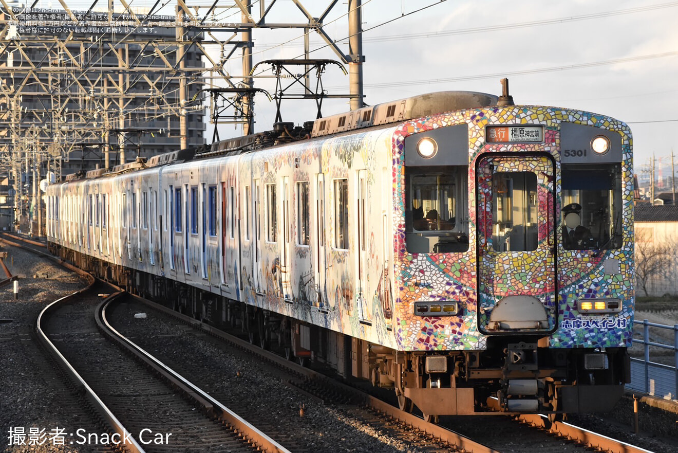 【近鉄】5800系DH01「志摩スペイン村ラッピングトレイン」が近鉄京都線・橿原線に入線の拡大写真