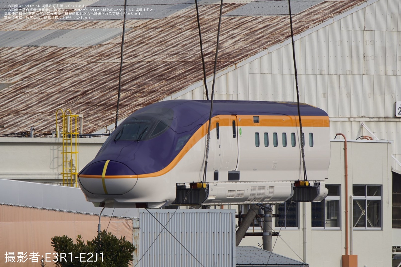 【JR東】E8系G1編成が川崎車両から船積みの拡大写真