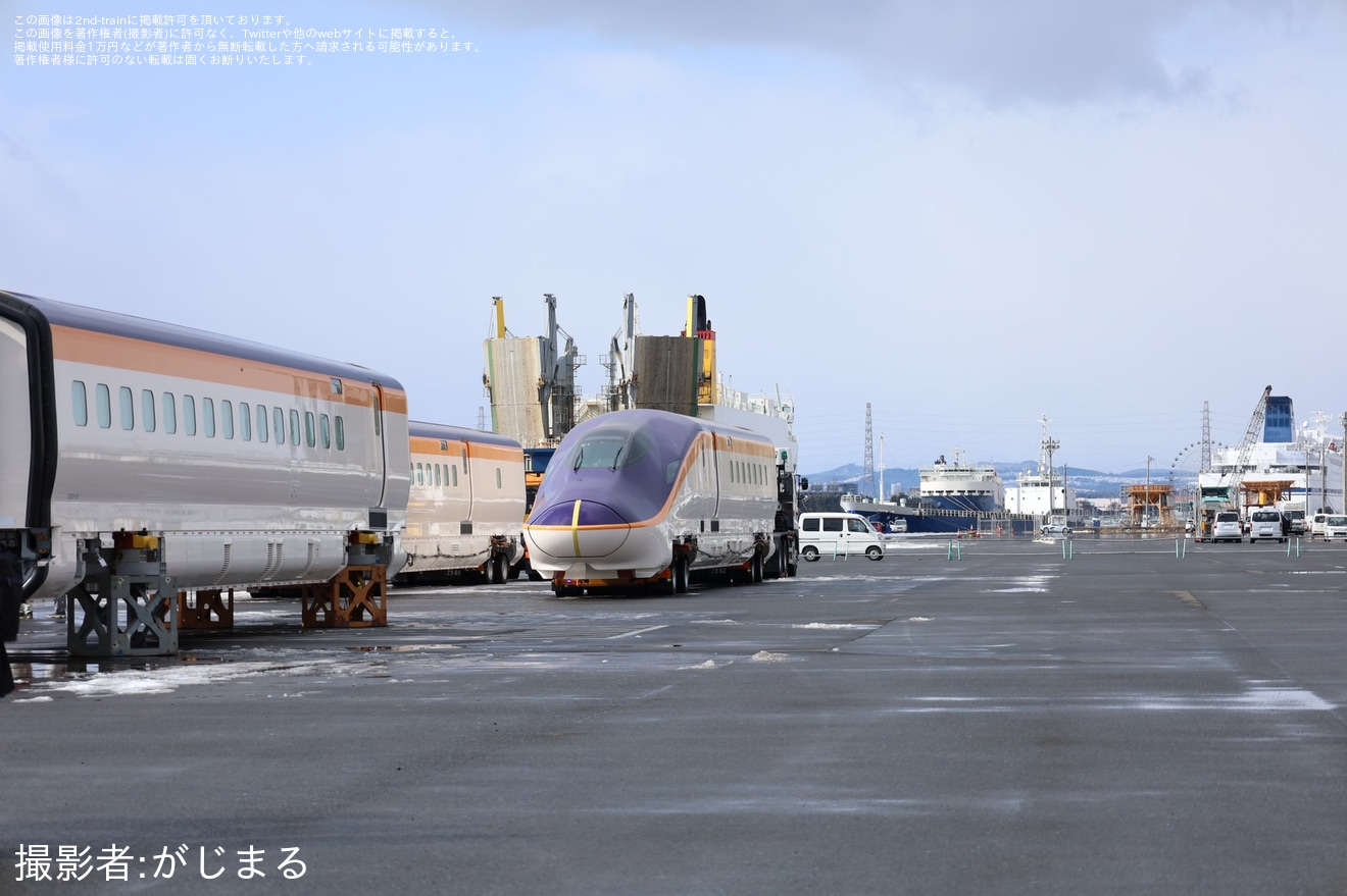 【JR東】E8系G1編成が仙台港で陸揚げの拡大写真