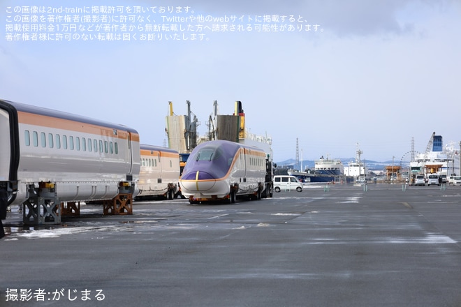 【JR東】E8系G1編成が仙台港で陸揚げ