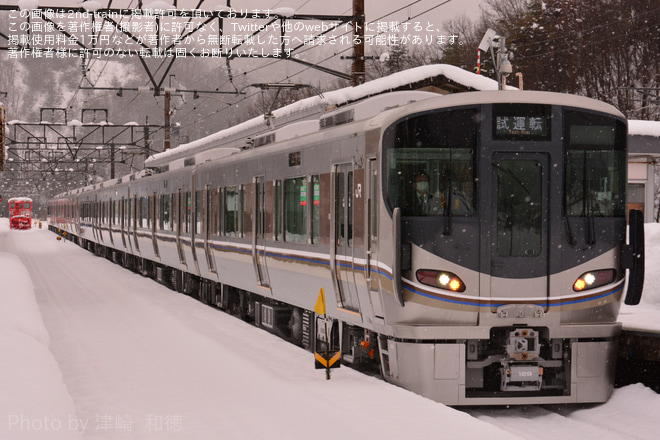 【JR西】225系K1編成+225系K2編成(Aシート車両組み込み)本線試運転を永原駅で撮影した写真