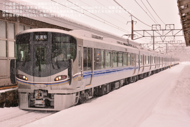 【JR西】225系K1編成+225系K2編成(Aシート車両組み込み)本線試運転を永原駅で撮影した写真