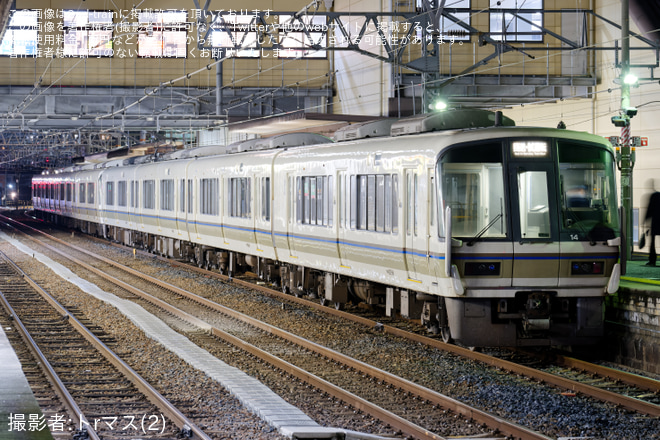 【JR西】221系NA403+NA415編成 故障車回送を柏原駅で撮影した写真