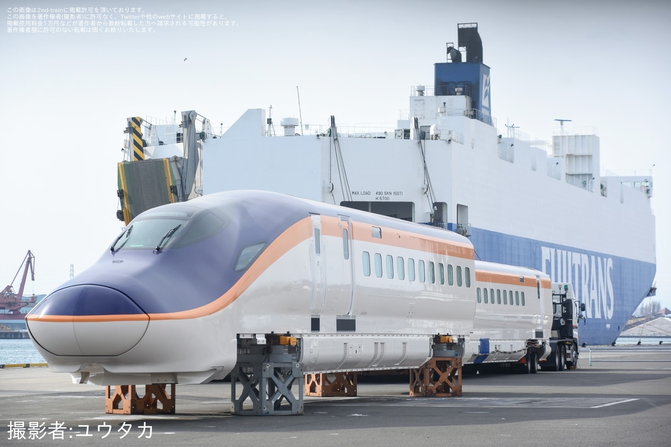 【JR東】E8系G1編成(日立製作所製造分)が仙台港へ航送の拡大写真