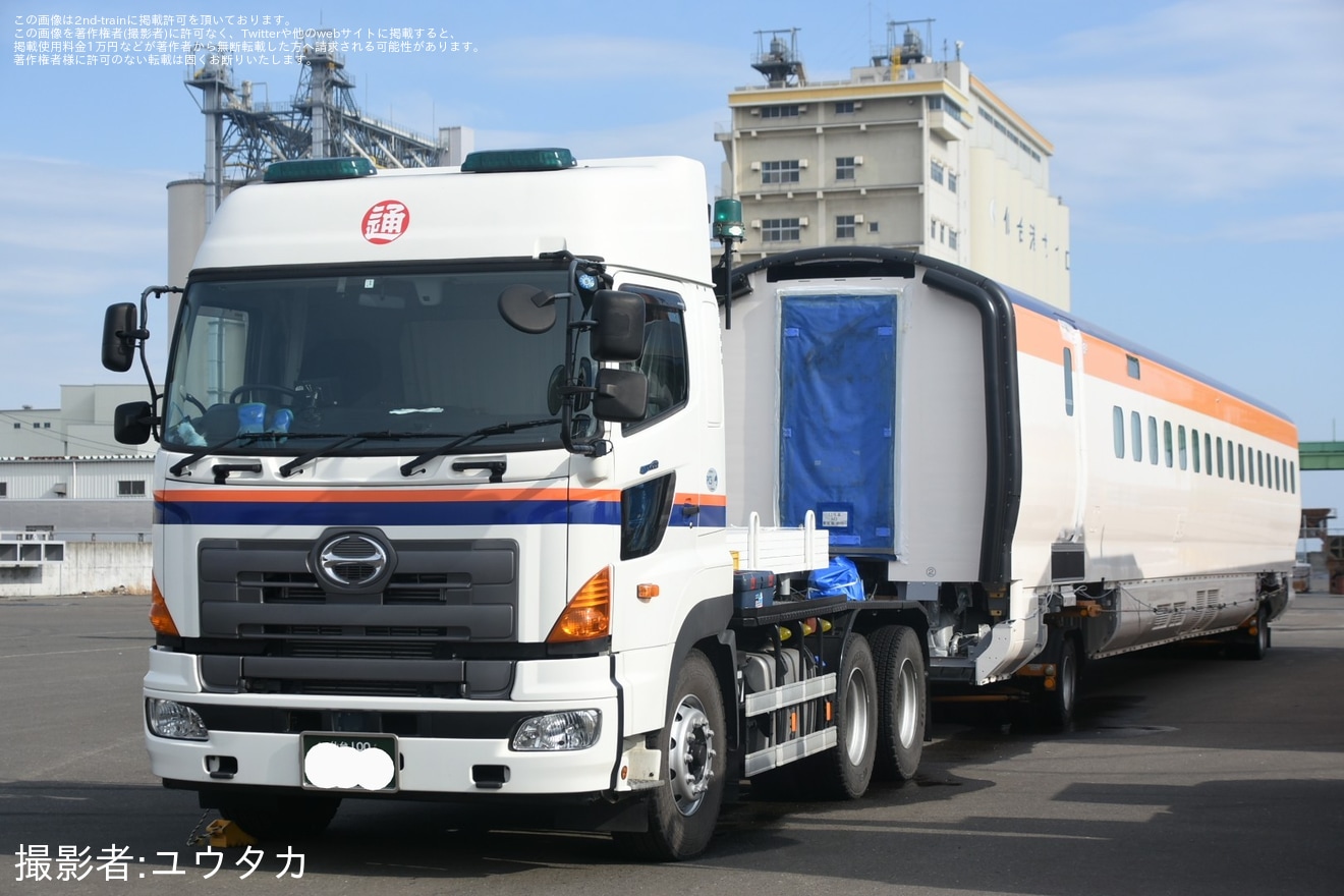 【JR東】E8系G1編成(日立製作所製造分)が仙台港へ航送の拡大写真