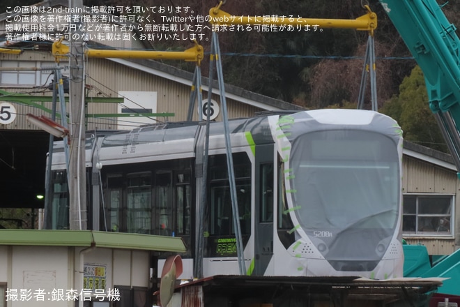 【広電】5200形「Green Mover APEX」5208号搬入を江波車庫付近で撮影した写真