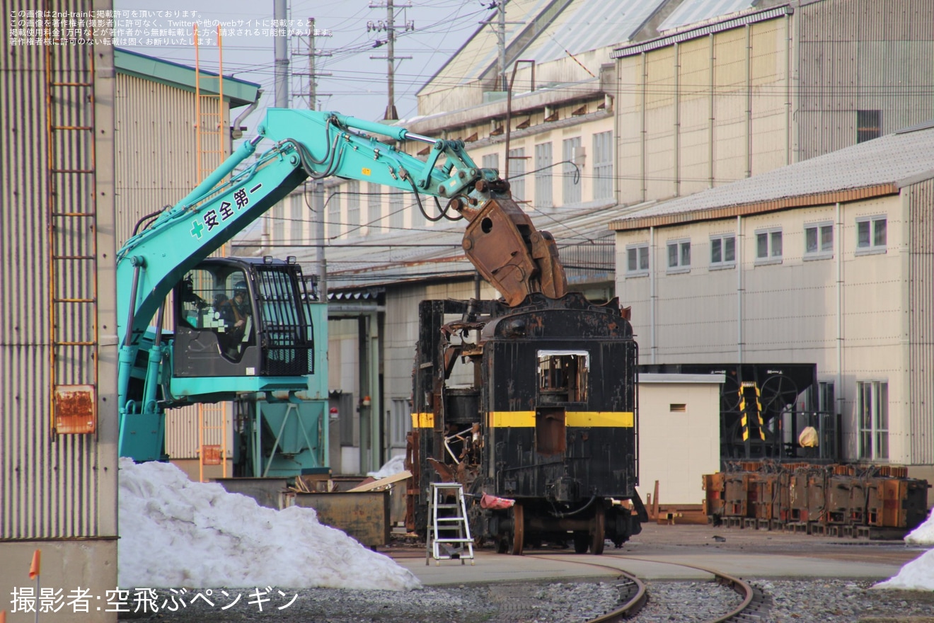 【JR西】キ100形キ209が金沢総合車両所にて解体中の拡大写真