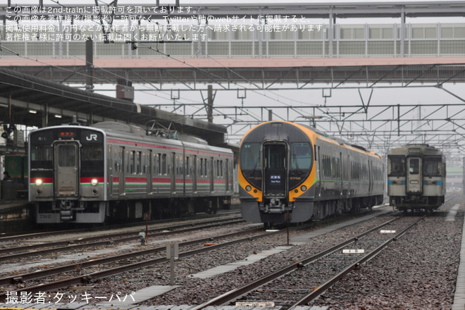 【JR四】8600系E2編成が多度津工場での検査を終えて出場を多度津駅で撮影した写真