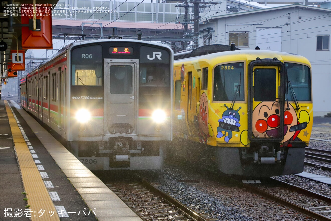 【JR四】きいろいアンパンマン列車2804号車が多度津工場入場の拡大写真