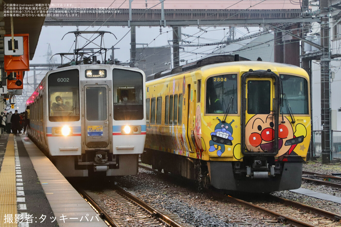 【JR四】きいろいアンパンマン列車2804号車が多度津工場入場の拡大写真