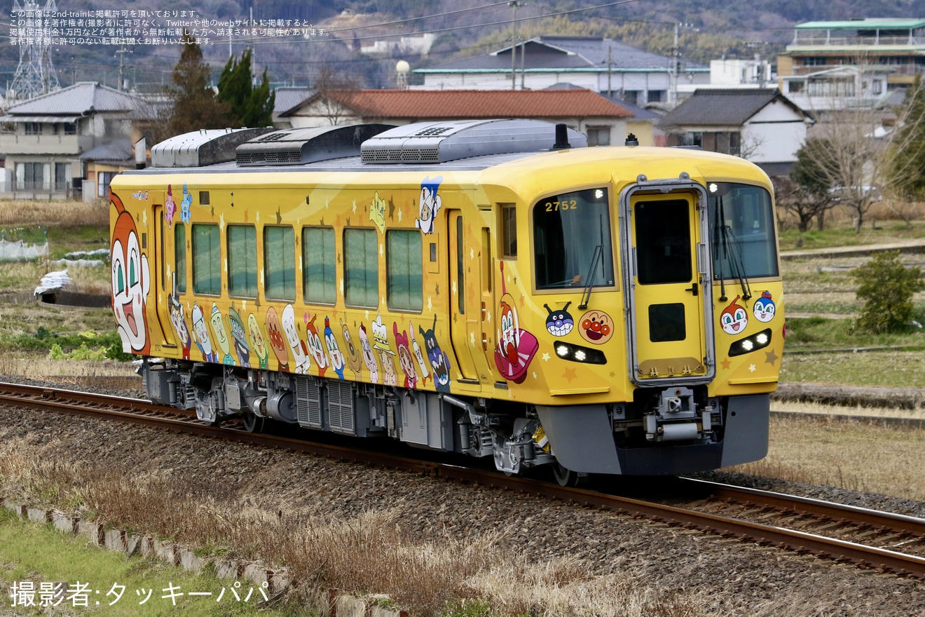 【JR四】2700系2752号車「きいろいアンパンマン列車」多度津工場出場の拡大写真