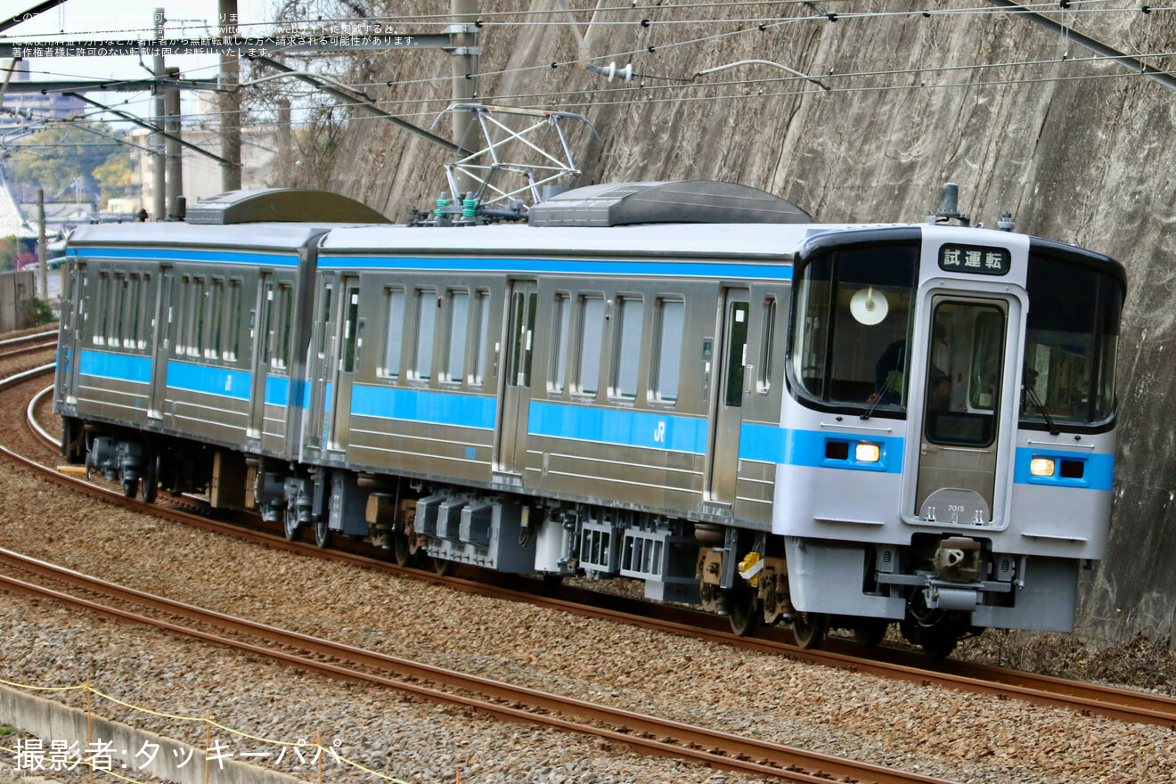 【JR四】7000系電車7015+7111号車が検査を終えて出場の拡大写真