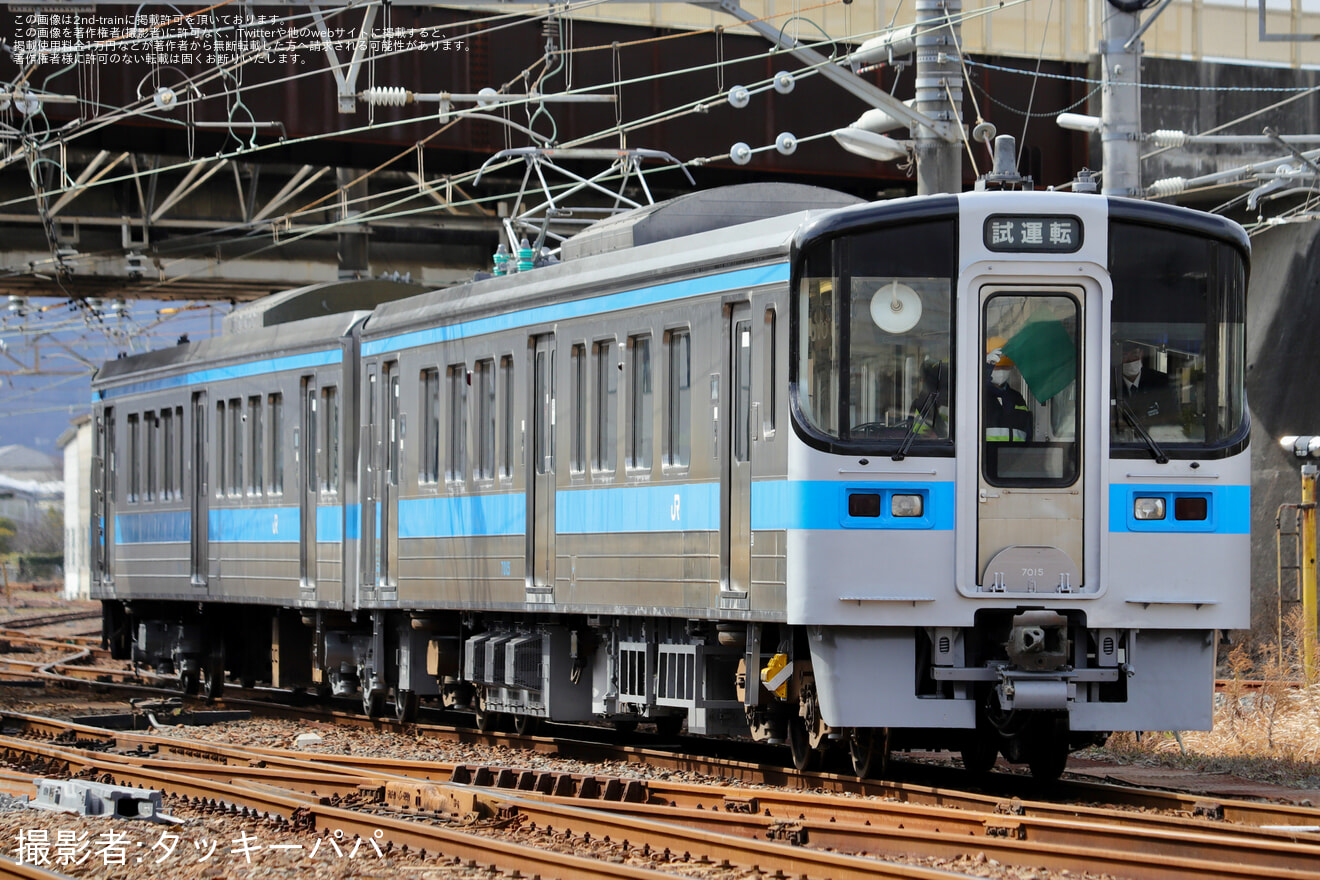 【JR四】7000系電車7015+7111号車が検査を終えて出場の拡大写真