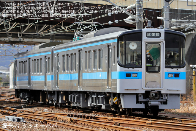 【JR四】7000系電車7015+7111号車が検査を終えて出場を多度津駅で撮影した写真