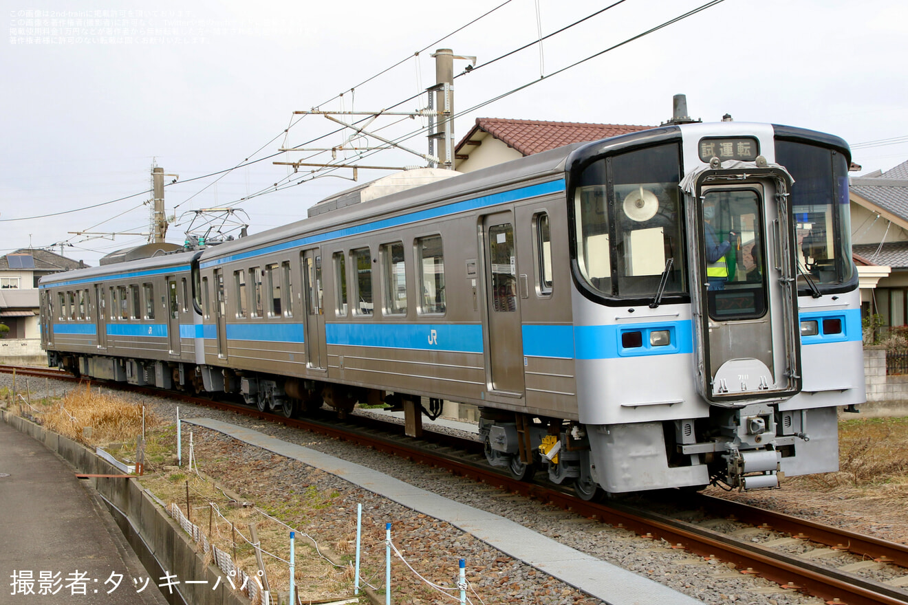 【JR四】7000系電車7015+7111号車が検査を終えて出場の拡大写真
