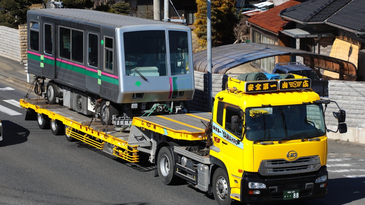 人工三線　アウトドアにも 都営】日暮里・舎人ライナー300形302編成 廃車陸送 |2nd-train