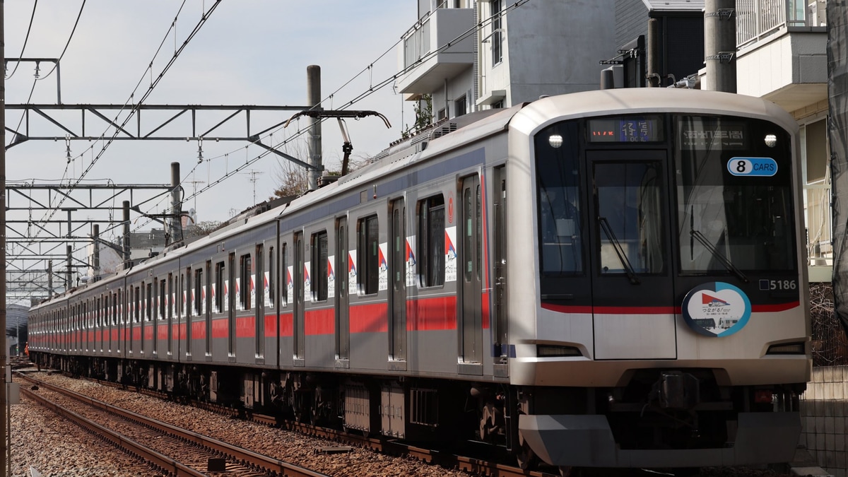 【東急】目黒線「新横浜線開業」記念ヘッドマーク・車体に「相鉄線・東急線つながる」ロゴマークを取り付け |2nd-train鉄道ニュース