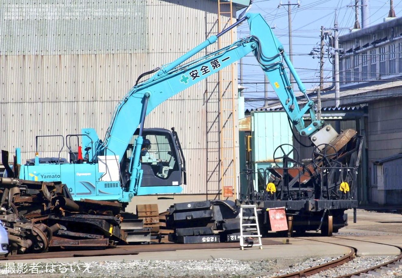 【JR西】金沢総合車両所松任本所でホキ1693が解体中の拡大写真