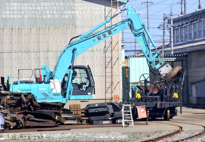 【JR西】金沢総合車両所松任本所でホキ1693が解体中を金沢総合車両所松任本所付近で撮影した写真