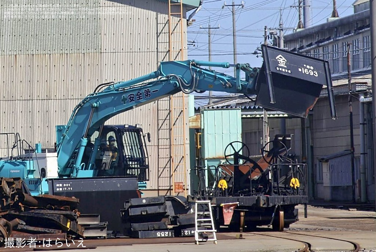 【JR西】金沢総合車両所松任本所でホキ1693が解体中の拡大写真